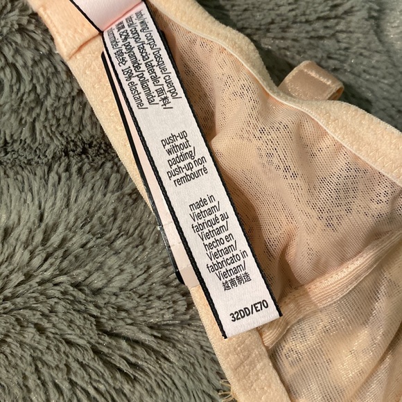 VS push up without the padding bra 🍑 - Picture 6 of 7